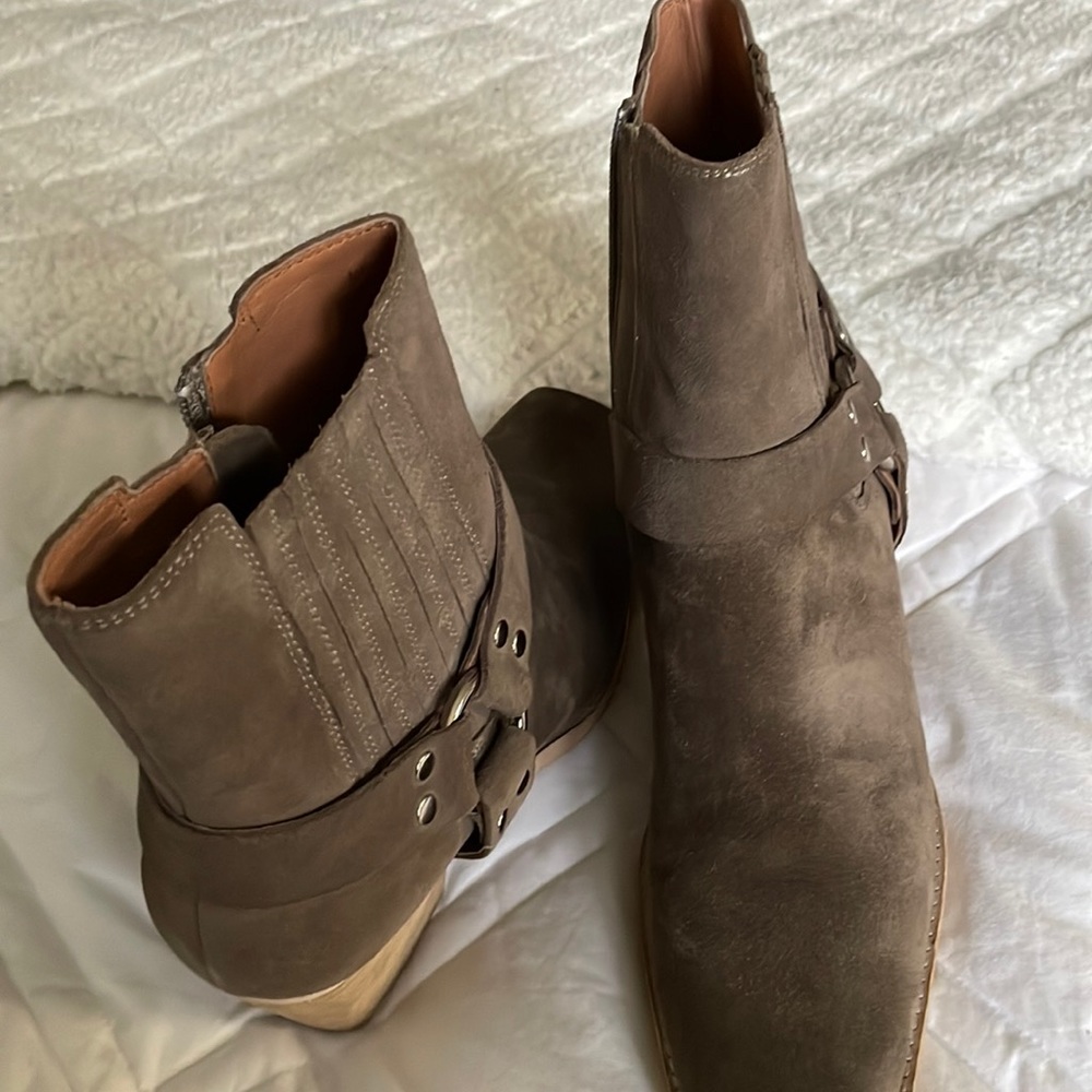 Jeffrey Campbell -  Partner Harness Ankle boot with square toe in taupe suede